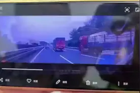 好好开着车，突然就被轮胎“袭击”了！图片