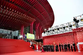 吴京给你点个赞！一起来看北京国际电影节红毯现场图片