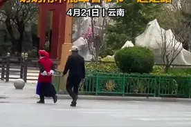 好有爱！奶奶用木棍牵着爷爷一起走路图片