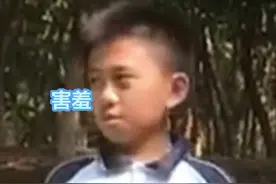 男孩即兴跳舞获同学们掌声不断图片