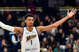 文班亚马法甲决赛遭连败 砍17分上演惊天隔扣图片