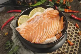 三文鱼焖饭丨周末美食图片