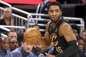 扛起球队！米切尔半场11中5斩获12+7图片