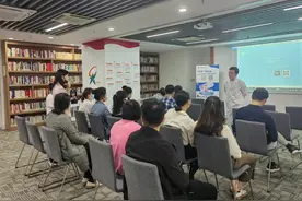 白领们，午间一小时这里定期有讲座、活动图片