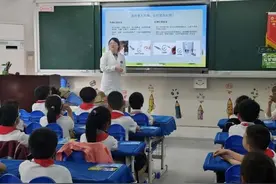 发现有人溺水怎么办？小学生课上学习急救知识图片