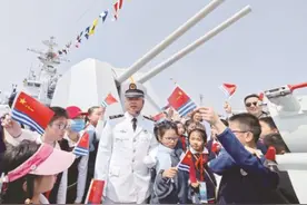 海军日活动，登上军舰看一看图片