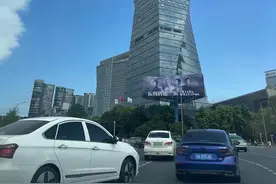 成都今天的云“泾渭分明”图片