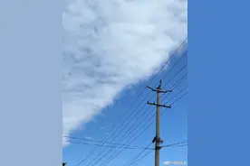 成都天空现“阴阳云”图片