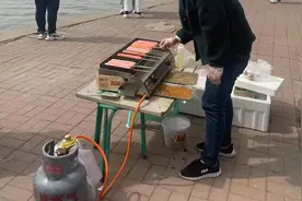 摆摊卖烤肠，轻松月入过万？图片