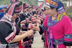广西大化：“三月三”千人碰蛋万人歌图片
