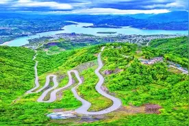 山路蜿蜒美如画图片