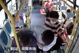 巴士司机两次起身搀扶老人 文明善举温暖十米车厢图片
