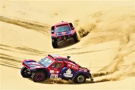 越野赛车驰骋沙漠图片