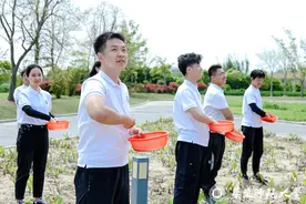 盐碱地也能变“良田” 华东师大师生在崇明岛开辟科研田种红麻图片