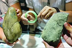 花上万元买回一块“石头” 网购翡翠玉石当心掉“坑”图片
