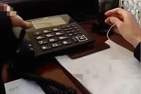 别转账！民警百米冲刺拦下男子输密码的手视频封面