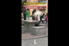 大爷因看别人打牌多嘴被打，目击者：5毛钱的牌大爷指手画脚图片