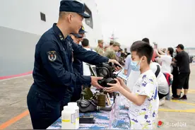 南部战区海军在湛举行“舰艇开放日”活动图片