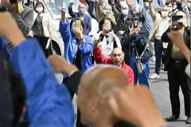 “锁喉扑倒”！又是日本街头……图片