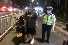 女孩酒驾摩托车，被处罚后竟问：这不是电动车吗？图片