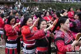 广西龙胜：“最长的梳发长链”吉尼斯世界纪录挑战成功图片