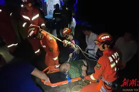 挖机翻下山崖  衡阳消防紧急救援图片