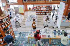 世界读书日，武汉处处飘书香图片