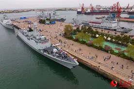 海军舰艇开放活动首日 民众零距离感受战舰魅力图片