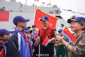 “八一勋章”获得者麦贤得再登军舰！共同见证人民海军发展图片