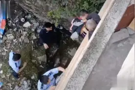 男孩和爷爷赌气爬出三楼窗外，不料脚滑踩空！幸好……图片