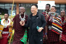 中国首批赴坦桑尼亚的团队游客机场受欢迎图片