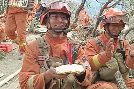 30秒｜馍馍火腿肠当蛋糕 消防员火场庆生：愿望是和兄弟们一起平安回家图片