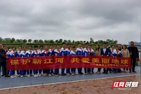 周南学士实验学校开展“世界地球日”环境保护公益活动图片