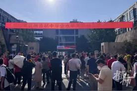 “惊心动魄的分配生现场，我和孩子的手心都出汗了！”今年公民同招第一届初中生毕业，又有哪些新情况？图片