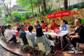 丹湖社区书记茶话会开进小区花园里，让垃圾分类意识深入民心图片