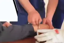 手铐失灵打不开，110上门求助119视频封面