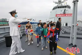 “我和军舰有个约会”图片