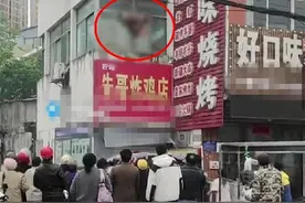 3楼突发火灾，女子将两小孩扔下楼被安全接住，自己跳下不幸身亡图片