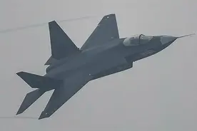 解放军新型战机“歼-35”疑曝光 台学者：将助大陆两栖攻击舰成为“准航母”图片