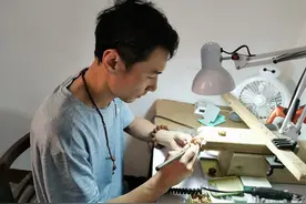 赤壁匠人：方寸之间演绎刀尖绝活 一双巧手刻出大千世界图片
