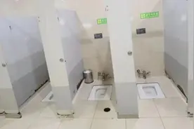 这样“敞起”好尴尬！贵阳北站男厕蹲位的门，已经安上了图片