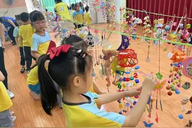 东莞石龙：“变废为宝”，小朋友动手制作可回收物循环利用风铃图片