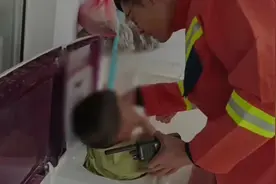 果然视频|三岁男童钻进洗衣机被困，消防员到场三分钟抱出来图片