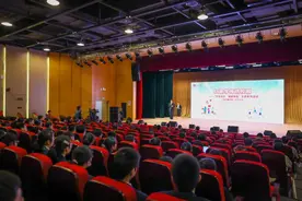 大咖学子面对面，聊文物聊鲁迅聊文化自信……“红途学苑进校园”首站走进曹杨二中图片