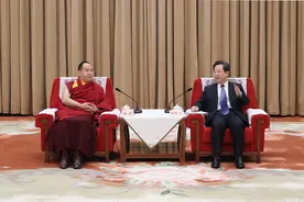 楼阳生会见班禅额尔德尼·确吉杰布图片