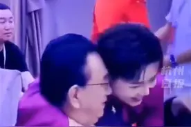 侯耀华被曝活动现场当众与女歌手动作亲昵图片
