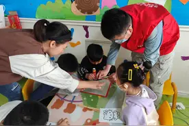 北塘街道融创君澜社区开展“非遗文化 代代传承”手工制作糖画活动图片