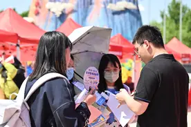 果然视频｜齐鲁制药成招聘会热门企业，众多毕业生现场投简历图片