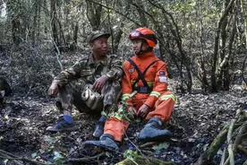 儿子打火头，父亲守火线：云南火场里的父子兵图片