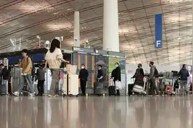 首都机场五一假期预计运送旅客超83万人次，旅客如何快速过检？图片